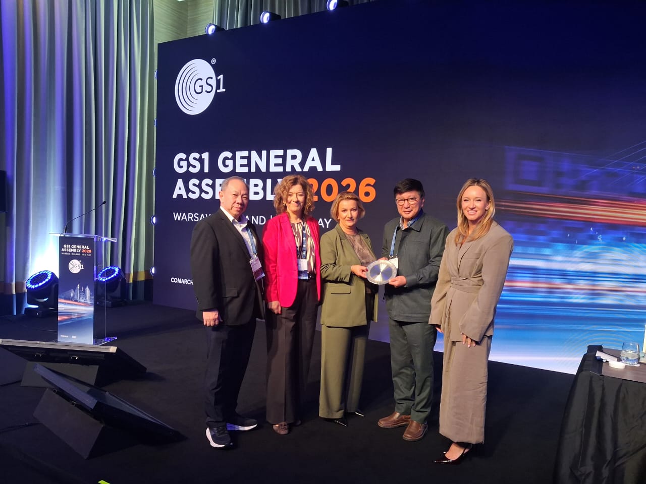GS1 Malaysia presenting token of appreciation at GS1 General Assembly 2026
