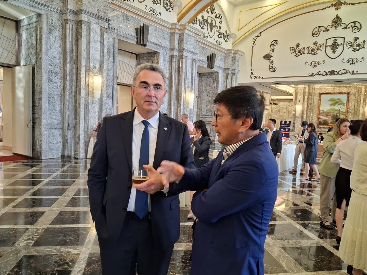 Mr Renaud de Barbuat and Tan Sri Dato' Soh Thian Lai at GS1 AP Regional Forum 2025